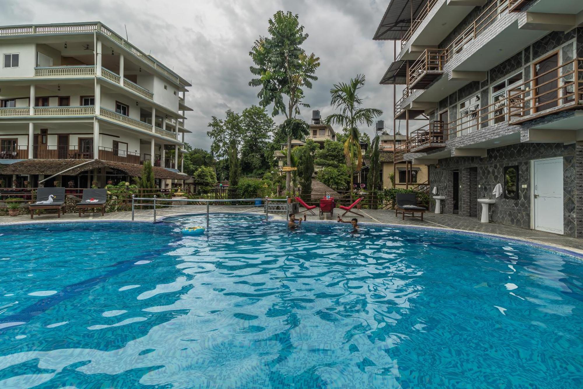 Hotel Riverside With Swimming Pool Саураха Екстер'єр фото