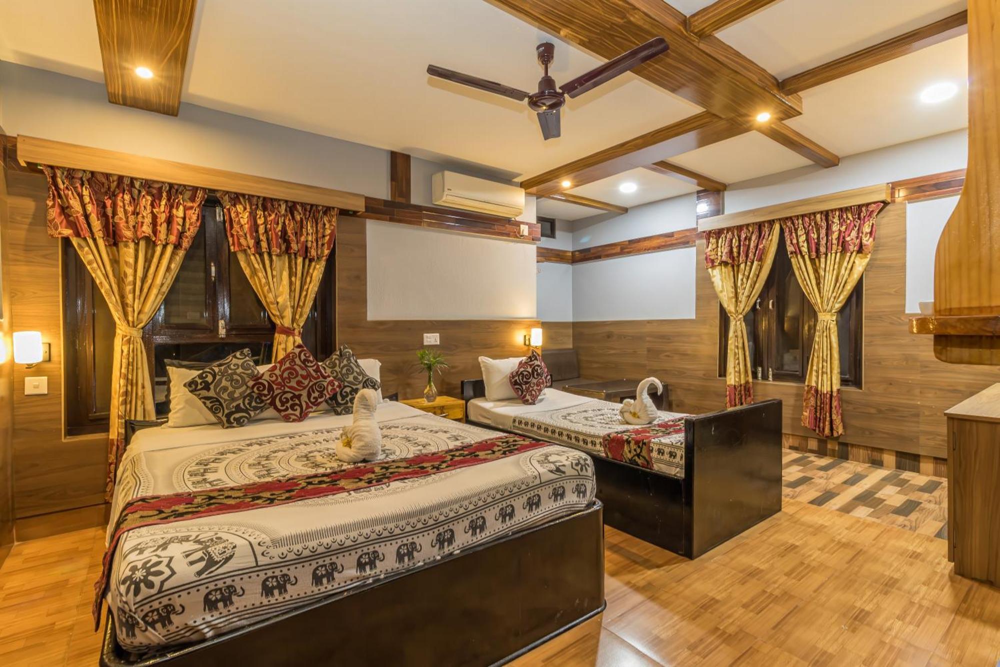 Hotel Riverside With Swimming Pool Саураха Екстер'єр фото